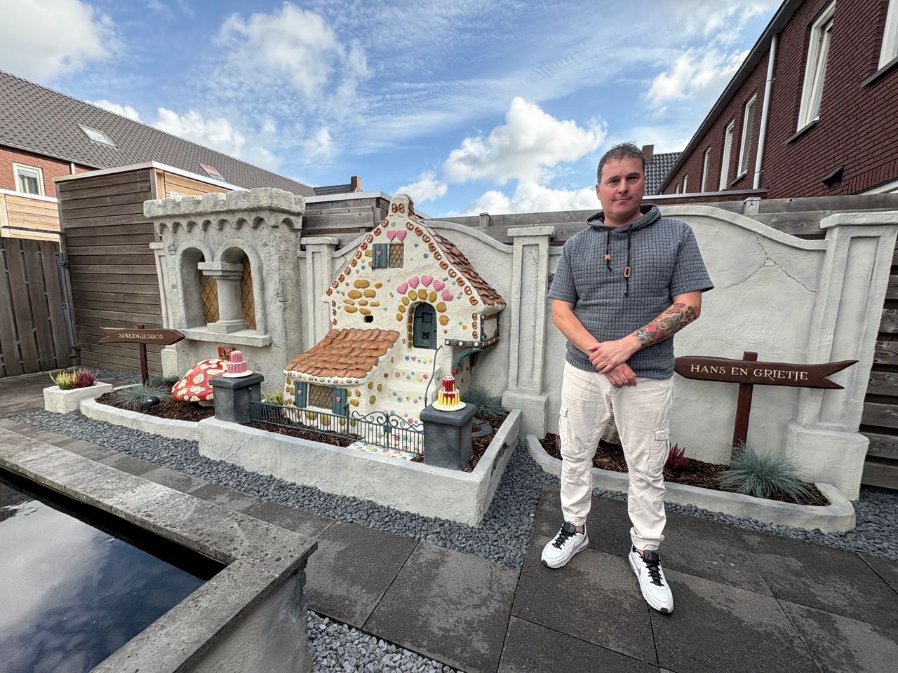 Een Efteling-raam, Hans en Grietje en het bordje (foto: Raymond Merkx).