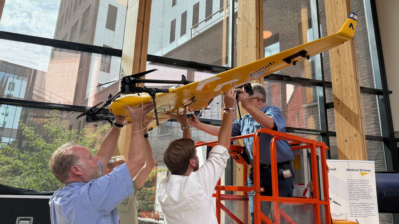 De medische drone is dinsdag opgehangen in het JBZ (foto: Megan Hanegraaf).
