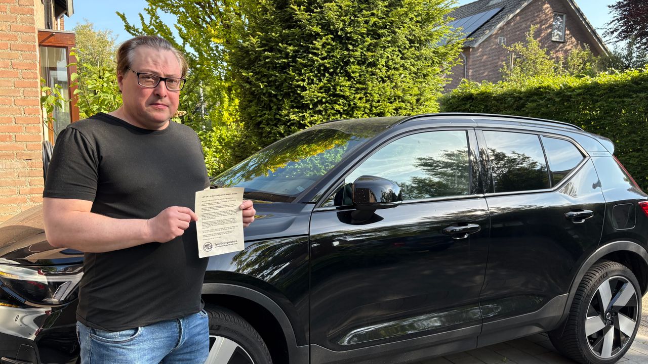 Maxim Belooussov trof zijn beide auto's aan met een lege band (Foto: Imke van de Laar).