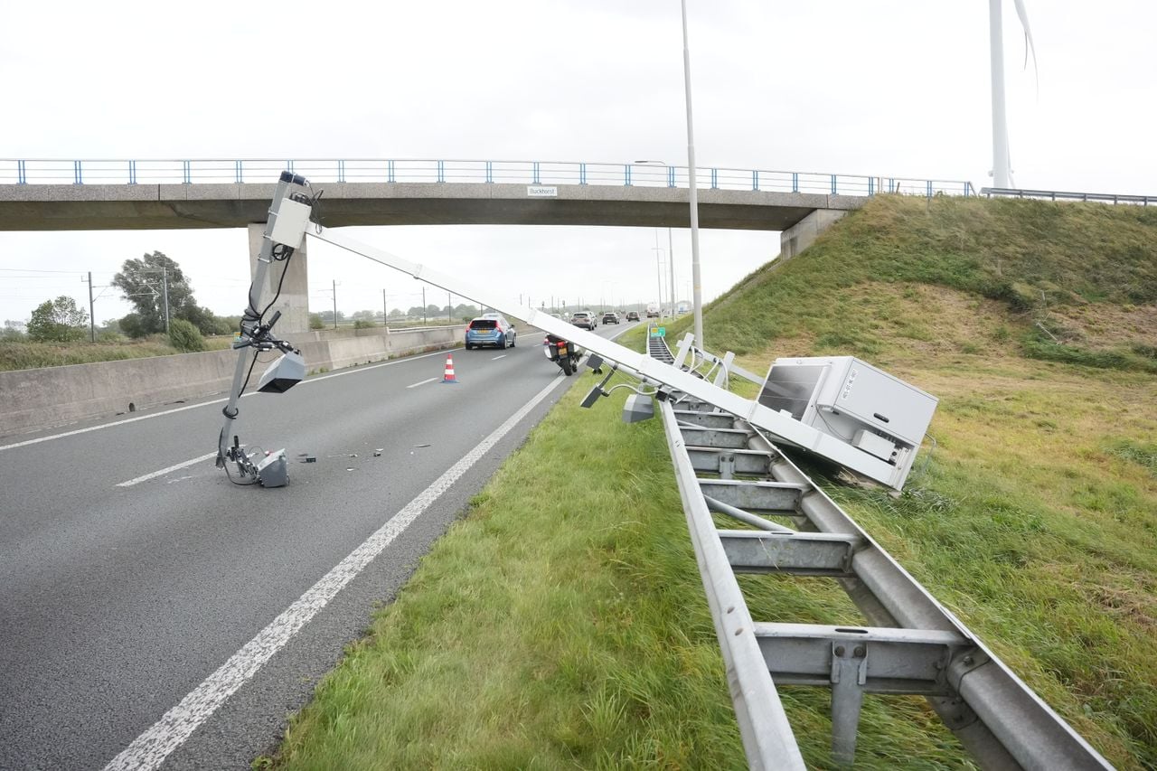 De omgevallen focusflitser bij de N50 (foto: Rens Hulman fotografie).