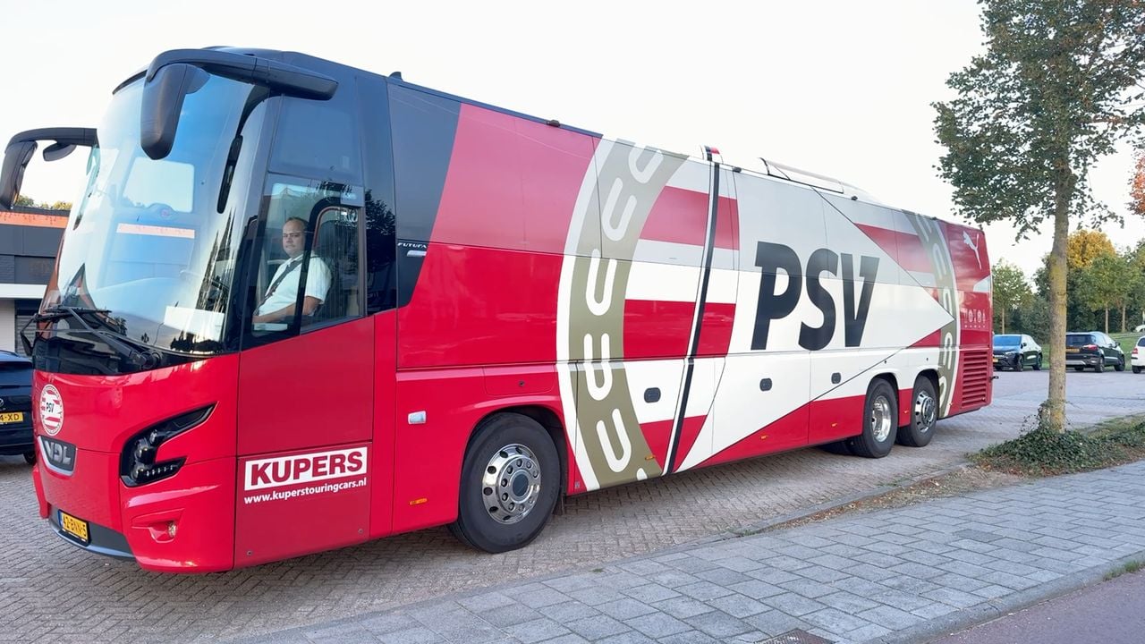 De PSV-bus met chauffeur Niels achter het stuur (foto: Jos Verkuijlen)