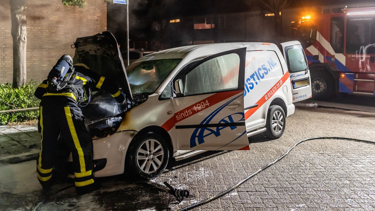 Om kwart voor drie brandde een bestelbus ind e Tilburgse Kruidenlaan uit (foto: Jack Brekelmans/SQ Vision).