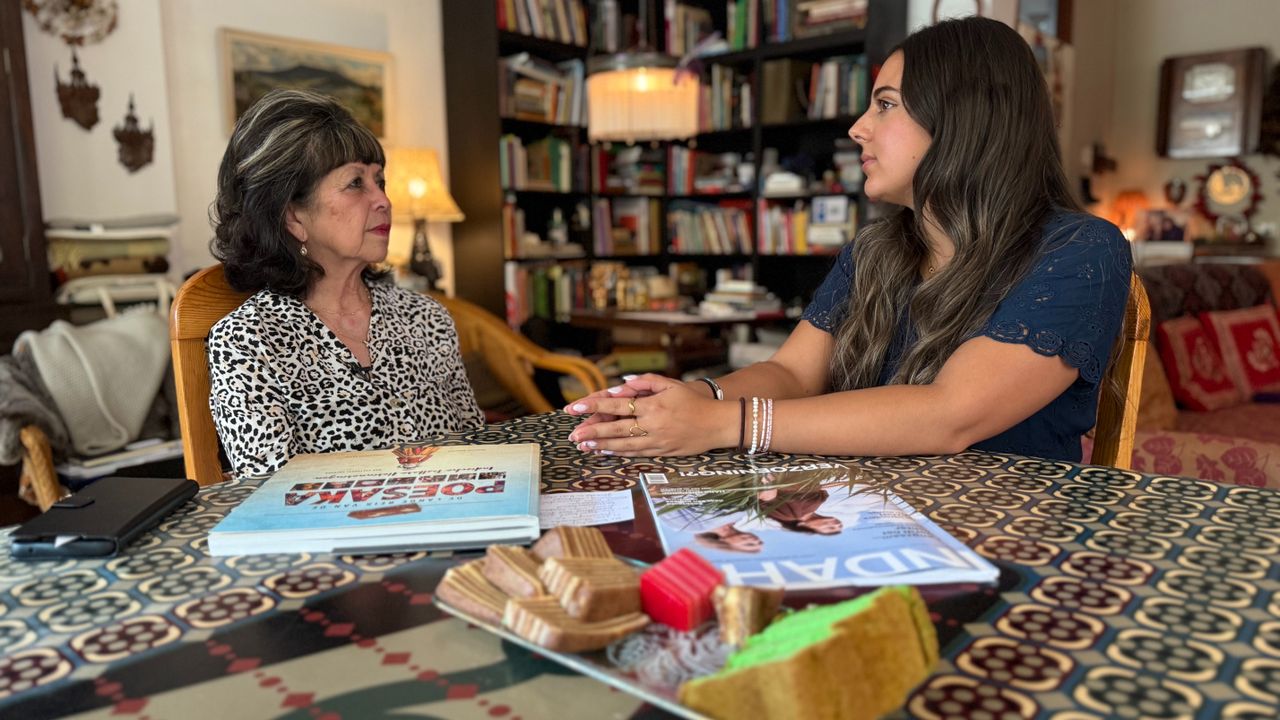 Oma Joyce vertelt aan kleindochter Giulia (foto: Jos Verkuijlen).