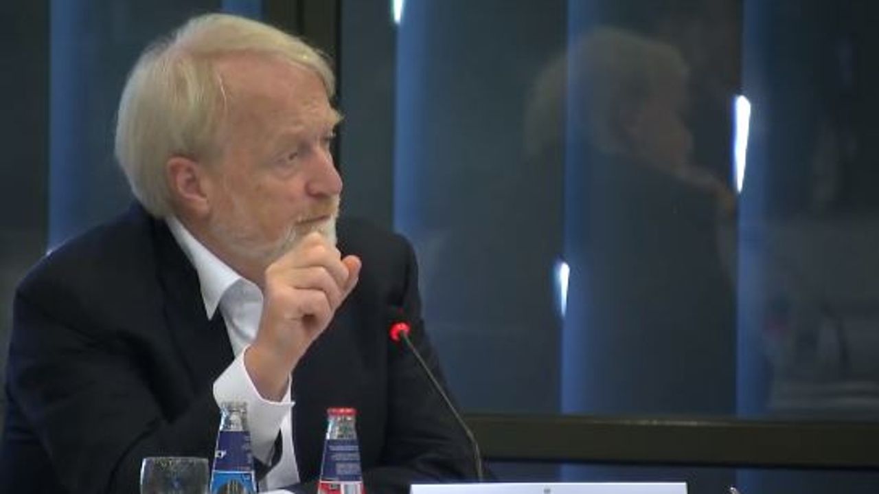 Jaap van Dissel tijdens de technische briefing woensdagmorgen.