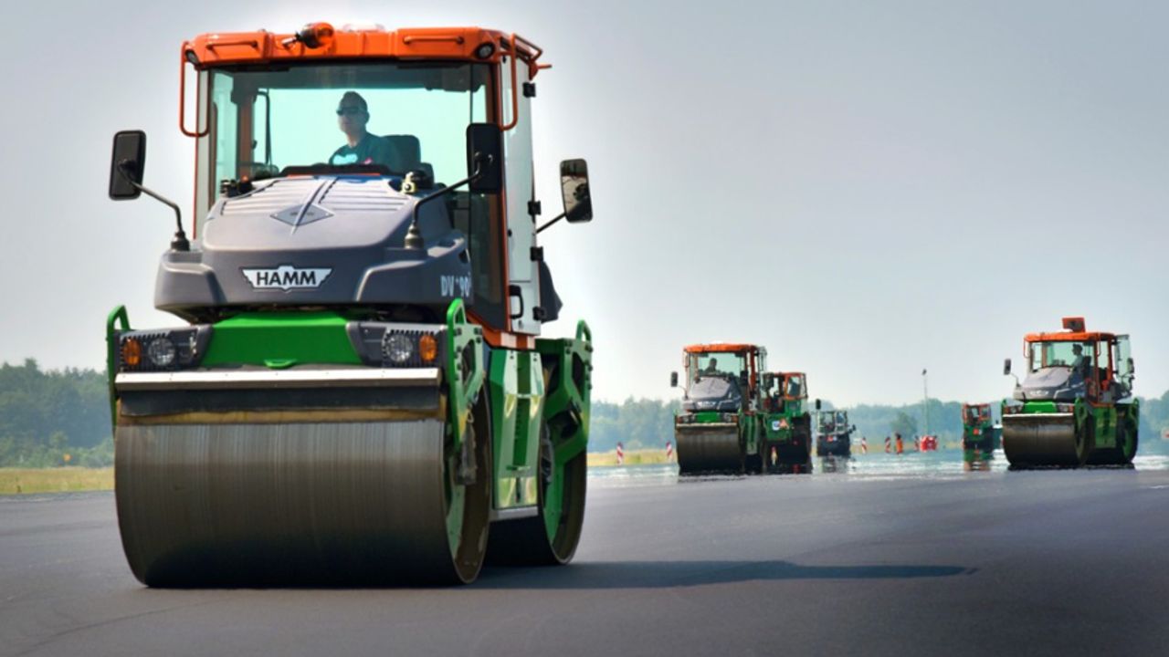 Het aanbrengen van nieuw asfalt (foto: Vliegbasis Eindhoven).