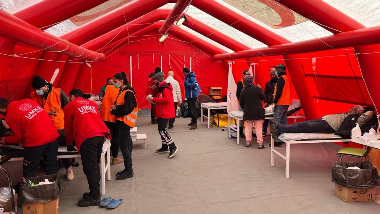 In Turkije hielpen de Veghelse zussen mee met het opzetten van dit veldhospitaal  (foto: Özlem Durmus).