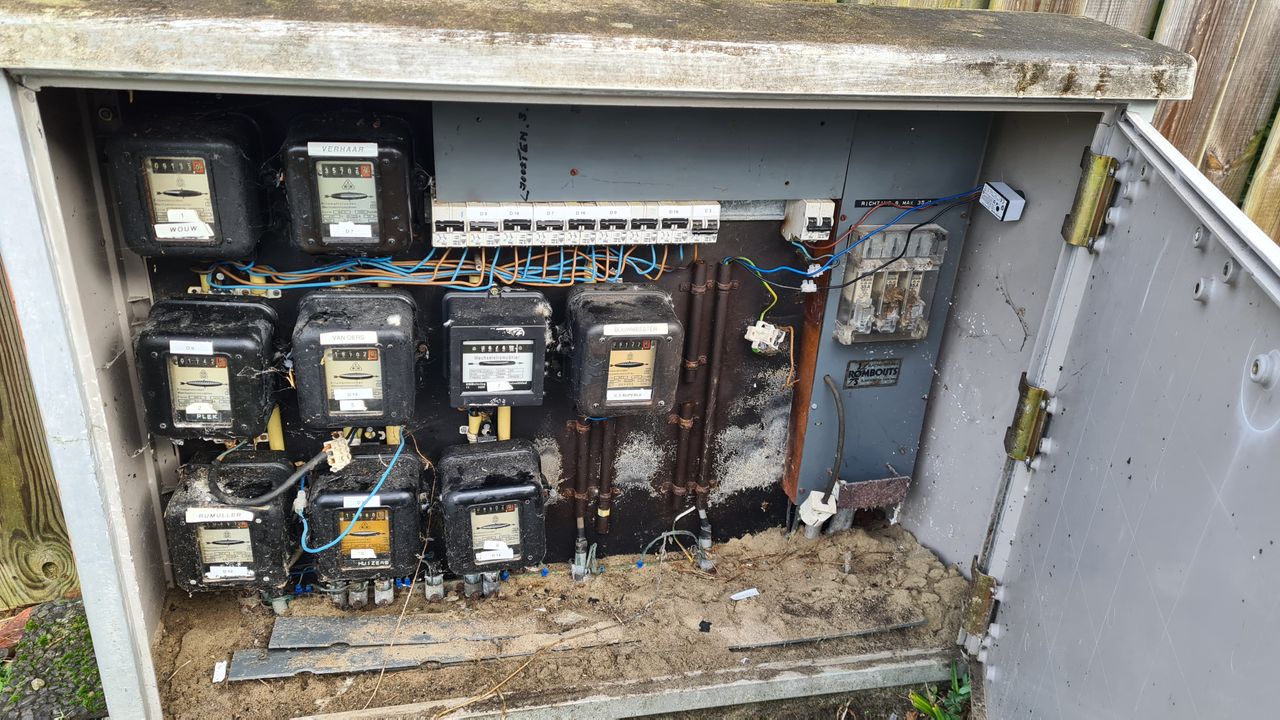 De boosdoener volgens de campinggasten: verouderde stroomkasten (foto: Noël van Hooft)