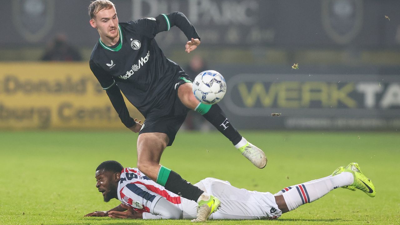 Willem II-spits Jeremy Bokila verliest een duel. (Foto: Peter Lous/Orange Pictures)