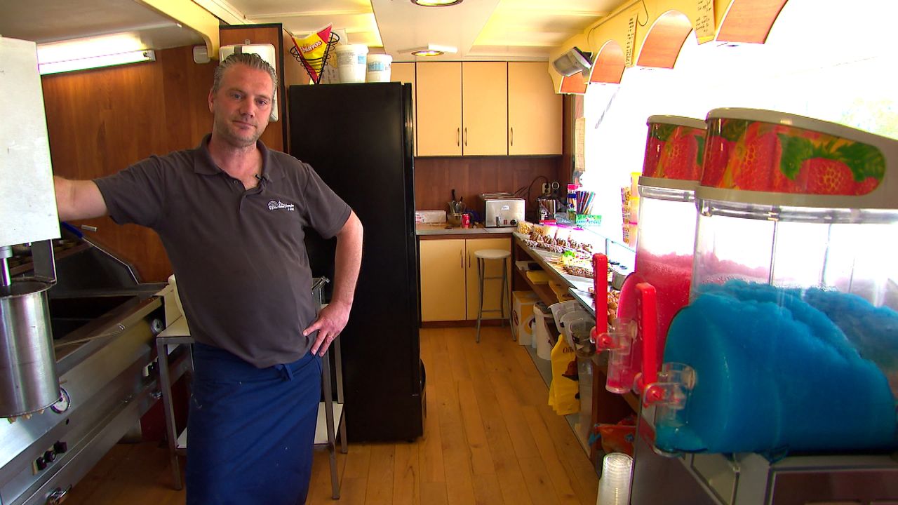 Maurice Rademaker in zijn oliebollenkraam, het tijdelijke alternatief voor zijn kermisattracties.