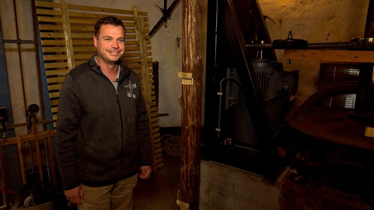 Molenaar Marijn Kaufmann bij de generator (foto: Shalom Zeefuik).