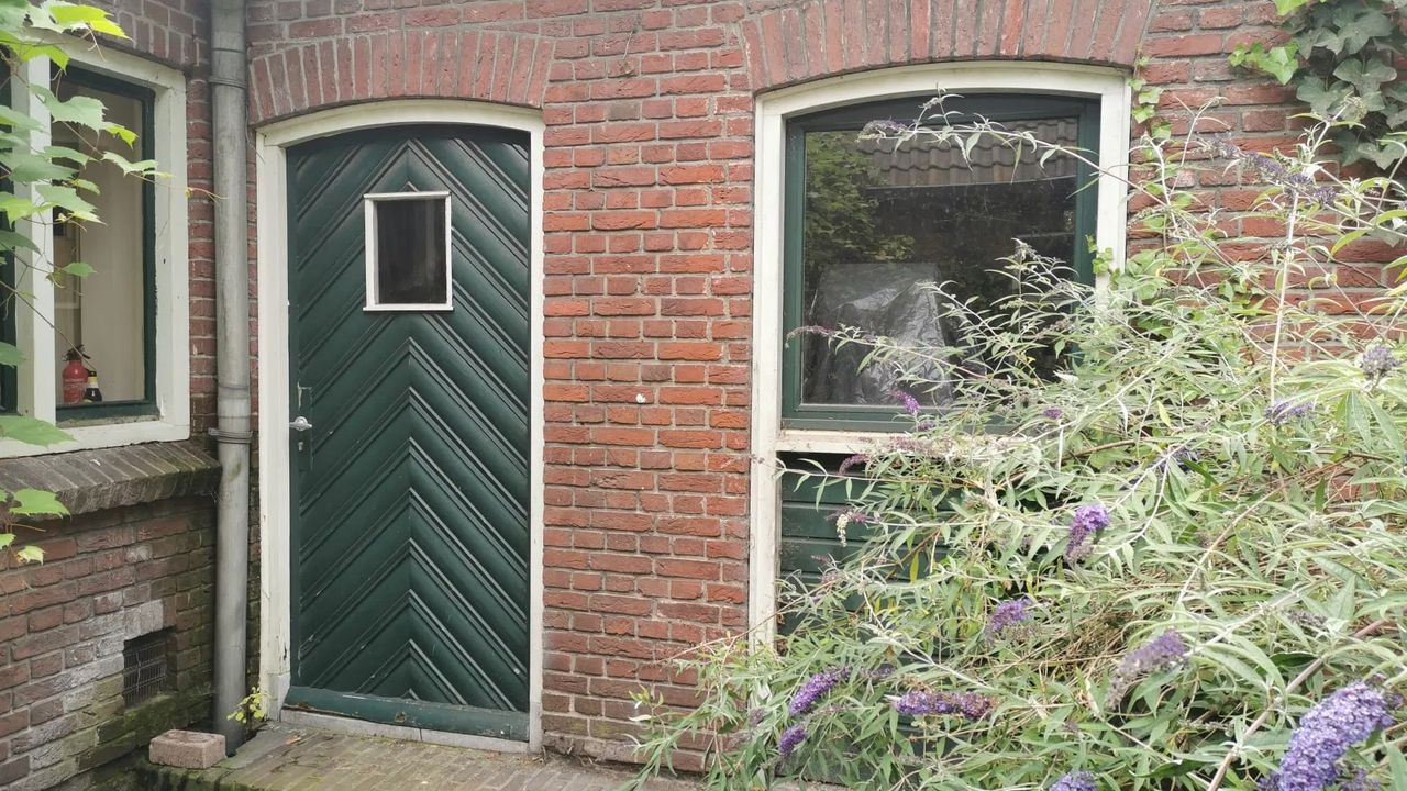 Groene deuren met reliëf (foto: Silvester Klaasman/Studio040).