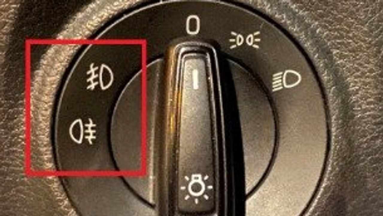 Bij de meeste auto's zien de symbolen voor mistlampen er zo uit (foto: Rijkswaterstaat).