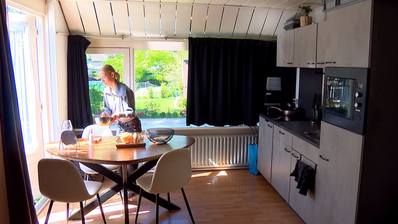 Lois in haar huis (foto: Omroep Brabant).