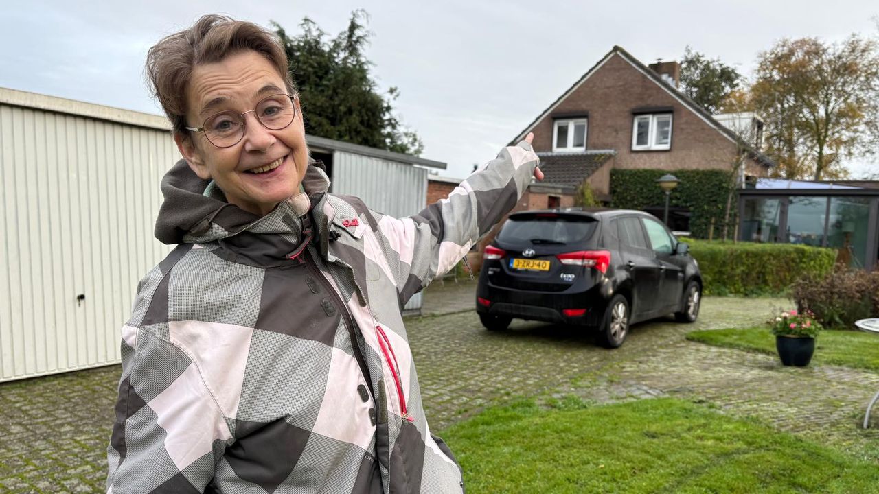 Irene Donkersloot is blij dat haar dak is schoongemaakt (foto: Erik Peeters).