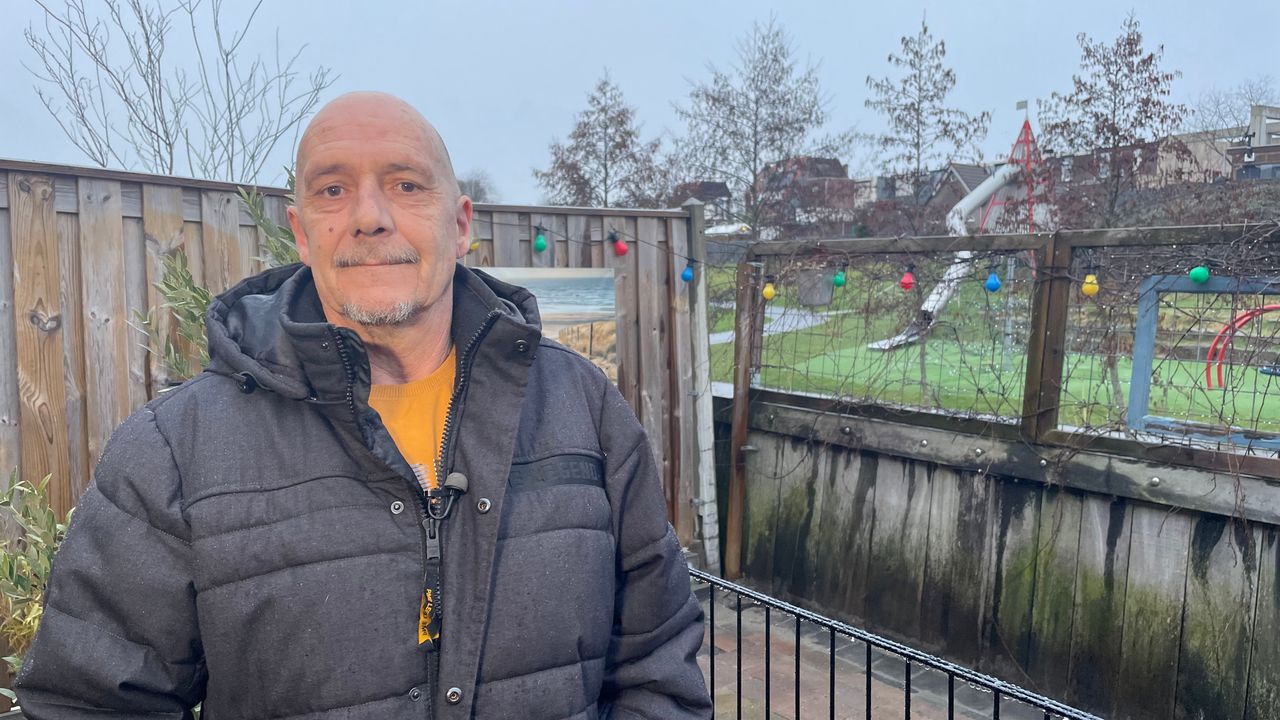 Wil Verheeze in zijn verzakte achtertuin 