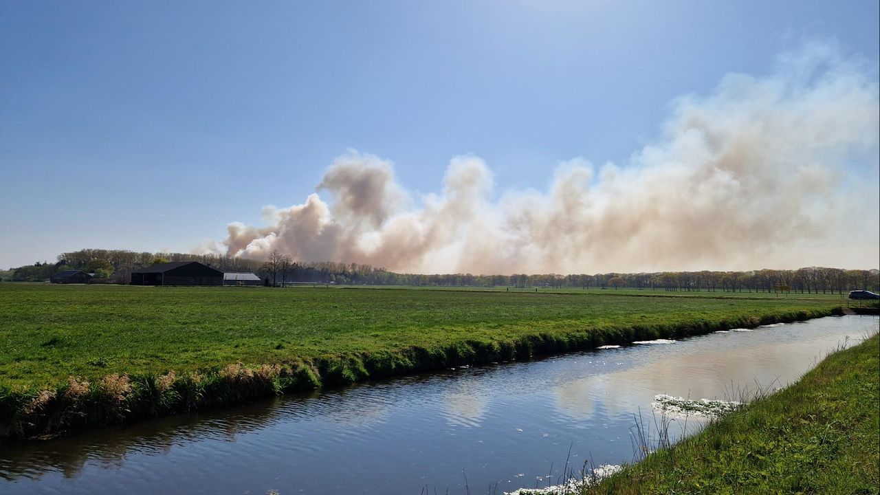De brand is goed te zien in Drunen (foto: Tom Berkers / Omroep Brabant).