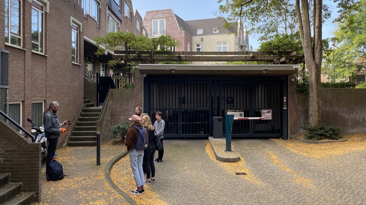 Stefan vertelt zijn verhaal op een verscholen plek in de stad (foto: Jan Peels).