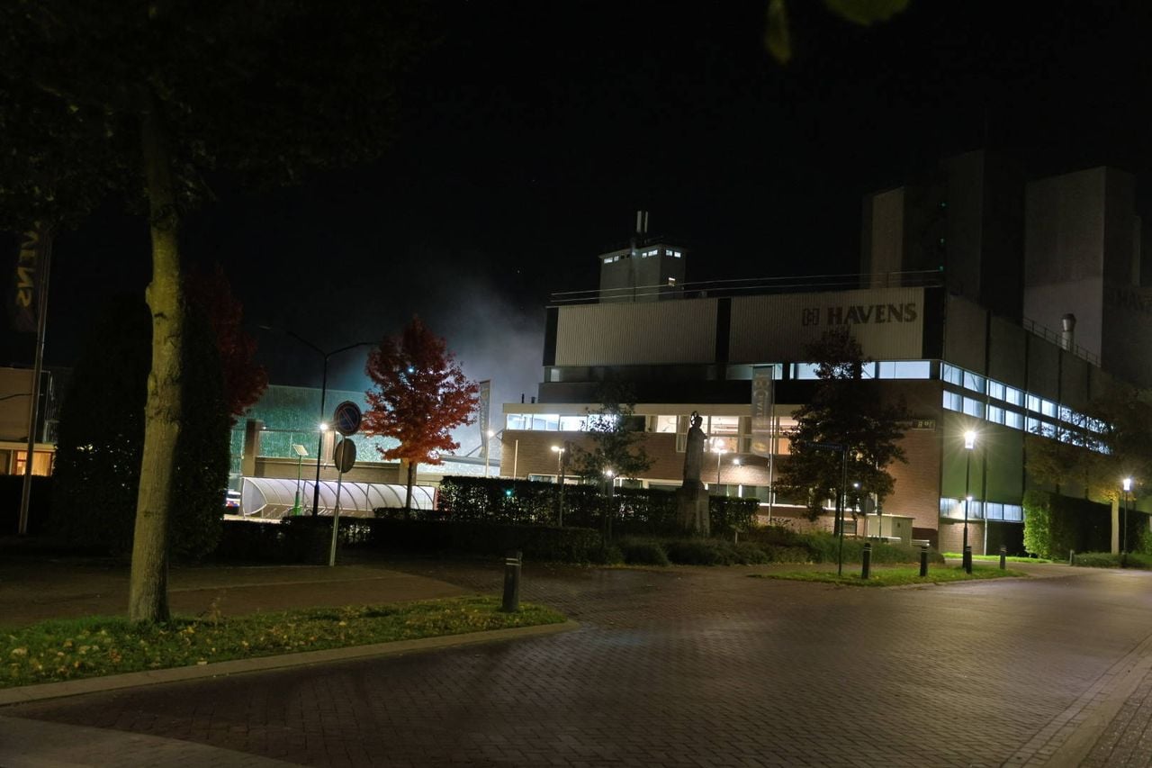 Er kwam flink wat rook vrij uit het pand door de brand. (Foto: SK-Media / Persbureau Heitink.)