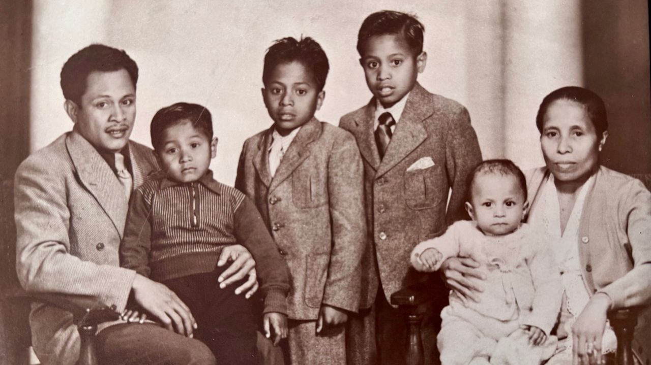 Het gezin Salampessy met Panoes op schoot van zijn vader (foto: Panoes Salampessy)