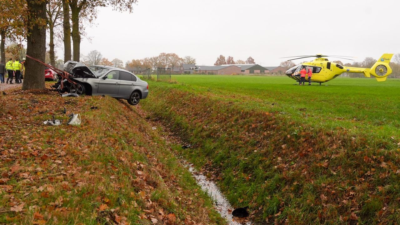 Vermoedelijk raakte de auto na een bocht in een slip en botste vervolgens tegen de boom. (foto: Harrie Grijseels / Persbureau Heitink).