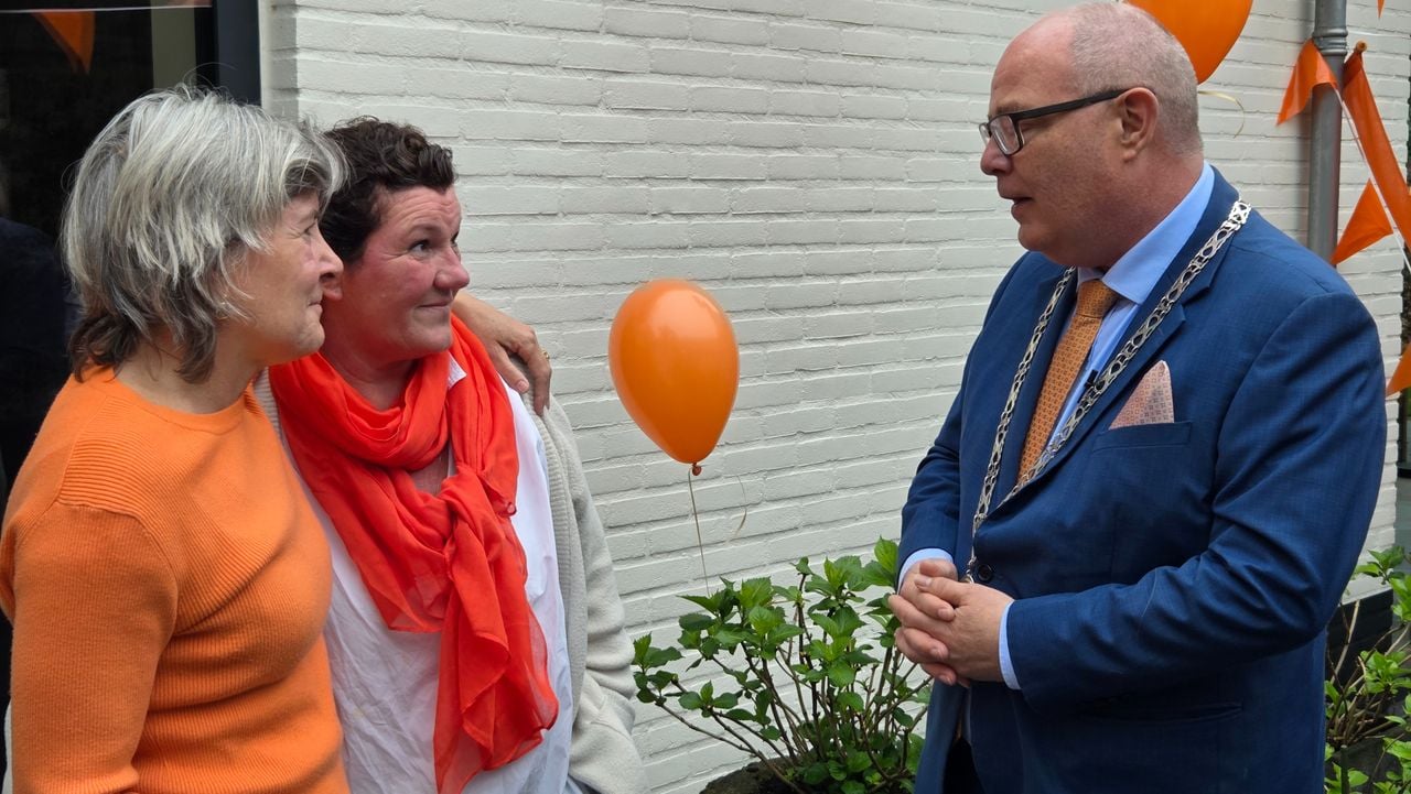 Ilse Santema-Wessels en Emily Zwartkruis bij burgemeester Marcel Oosterveer (foto: Noël van Hooft).