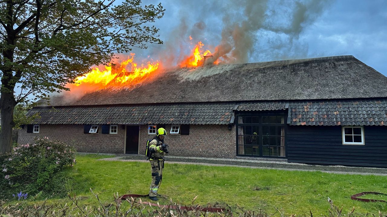 De brand rond negen uur (foto: Dave Hendriks/SQ Vision).