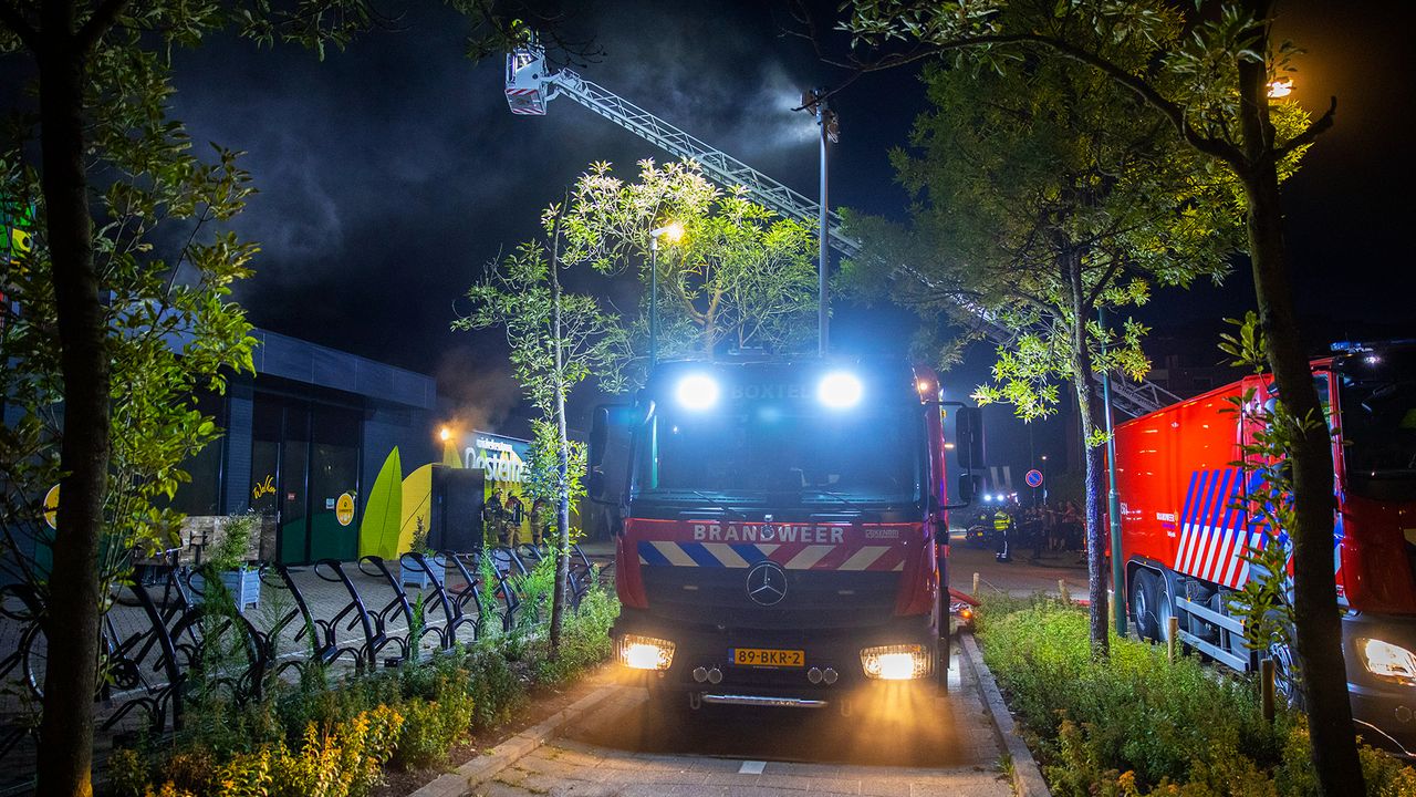 Bij de brand in winkelcentrum Oosterhof in Boxtel kwam veel rook vrij (foto: Sander van Gils/SQ Vision).