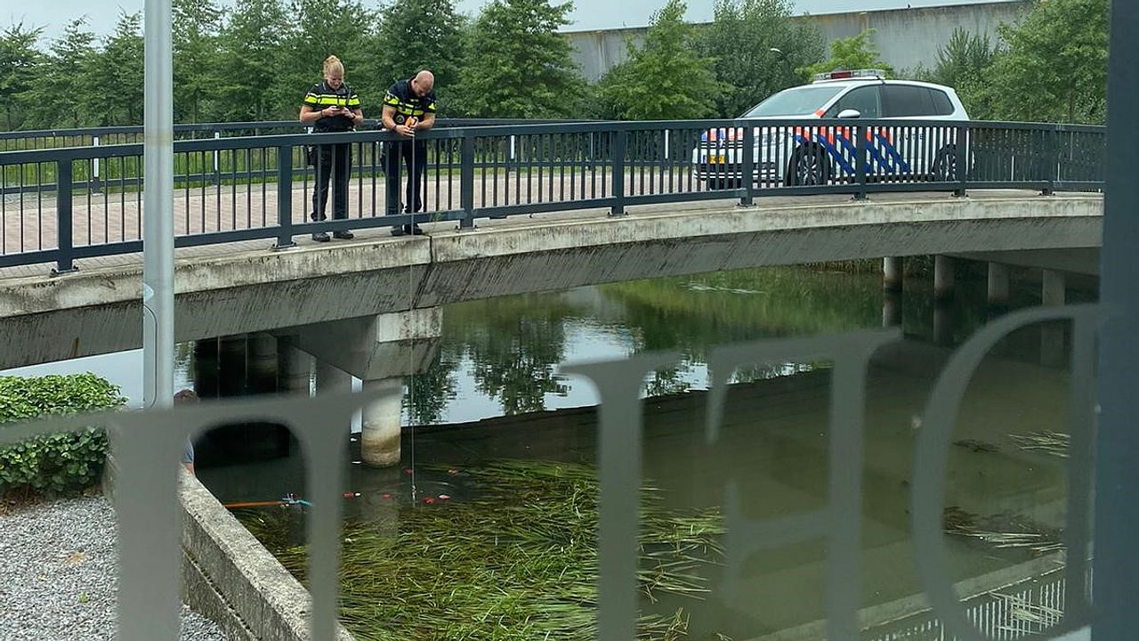 Agenten visten donderdag al sieraden en pasjes uit het water. (Foto: Max Hendriks)