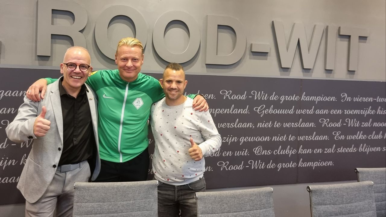 Scheidsrechter Kevin Blom en zijn assistenten. (Foto: Leon Voskamp)