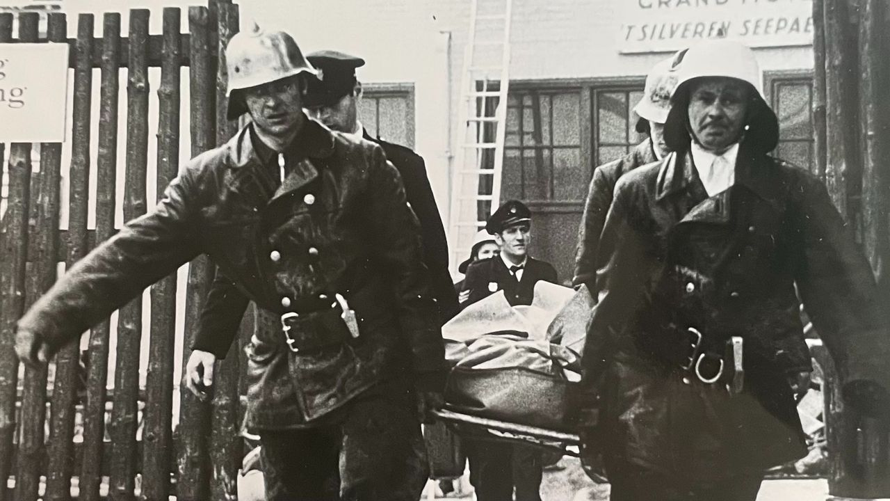 Gewonden en overledenen werden uit het hotel gehaald (foto: collectie brandweermuseum Eindhoven)