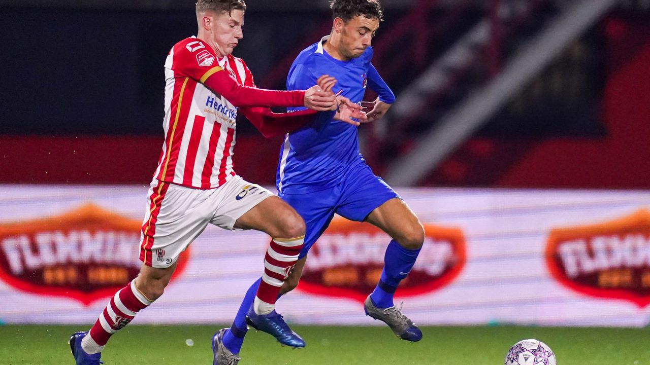 Joep van der Sluijs (l.) in duel met Zico Buurmeester (Foto: Orange Pictures) 