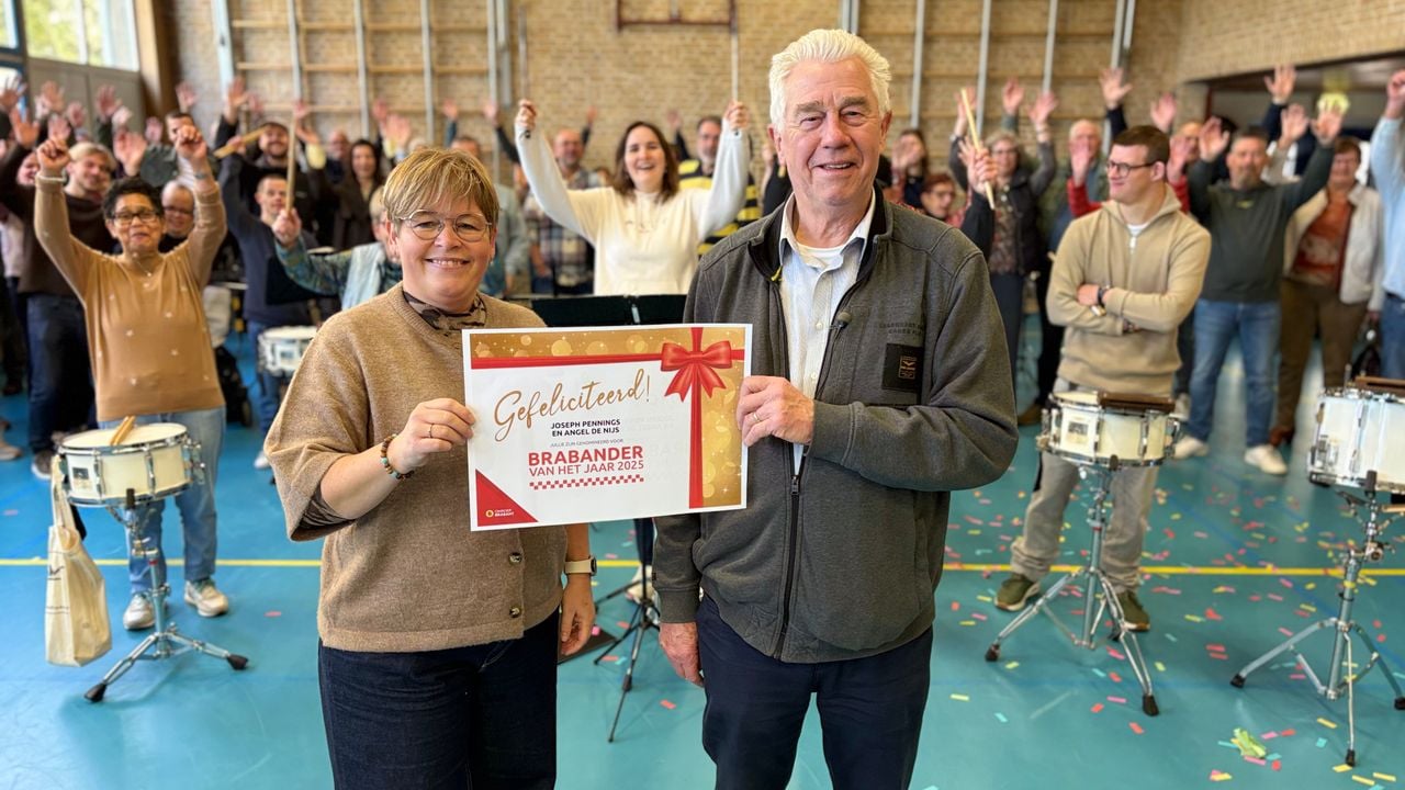 Angel en Joseph met hun oorkonde.