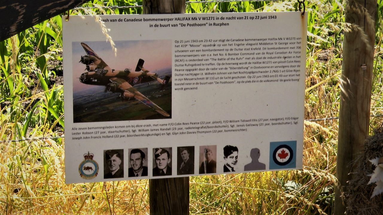 Een geplastificeerd A4-tje met de informatie over de bemanning van de Halifax. (foto: Raoul Cartens)