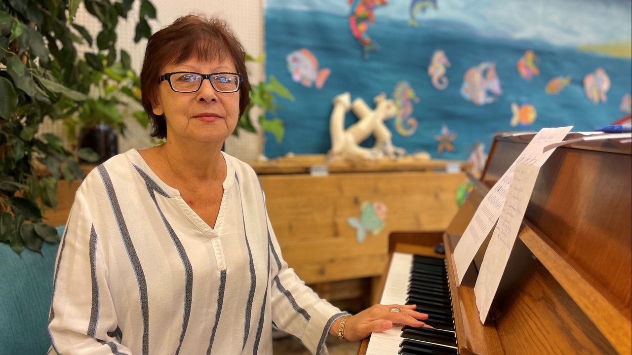 Olga speelt af en toe piano voor de bewoners van De Watersteeg (foto: Jos Verkuijlen).