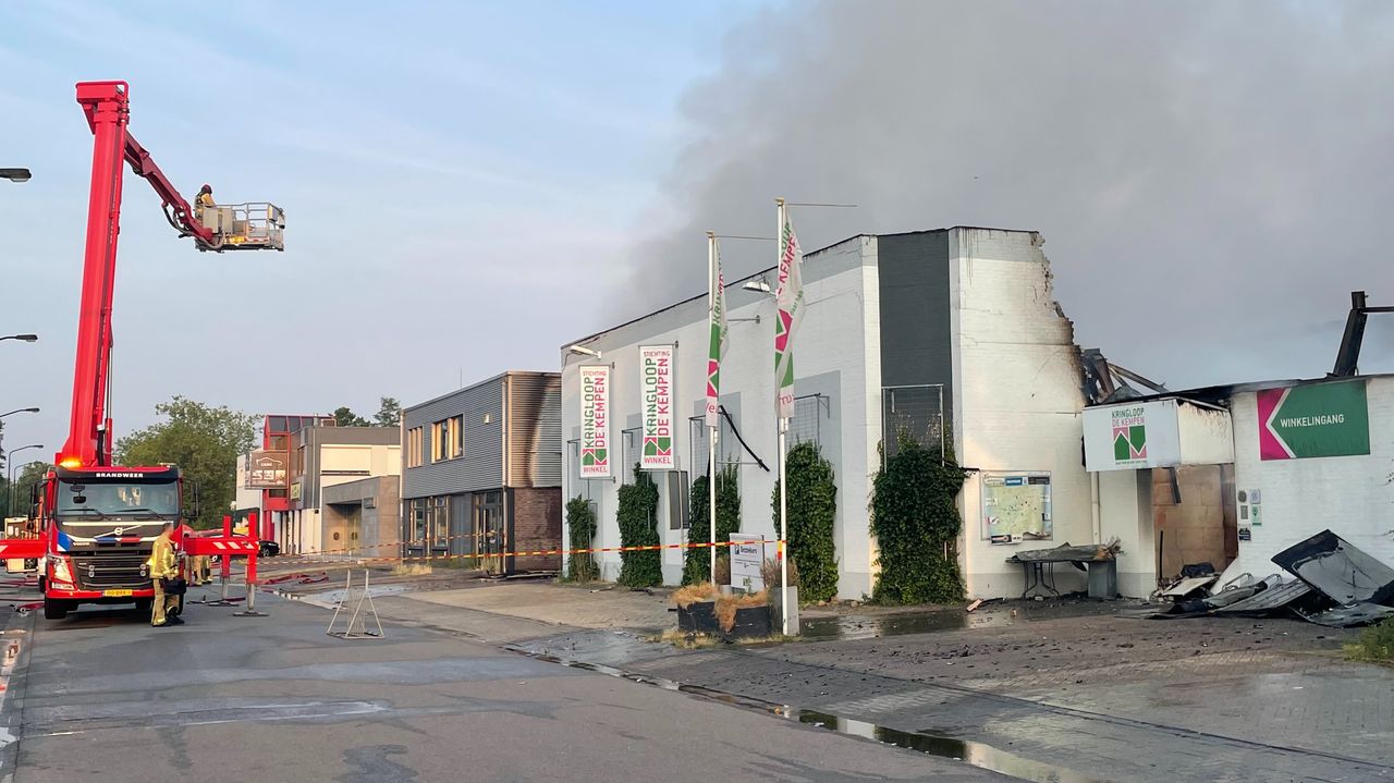 Bij daglicht is de schade aan het gebouw van Kringloop de Kempen goed te zien (foto: Imke van de Laar).