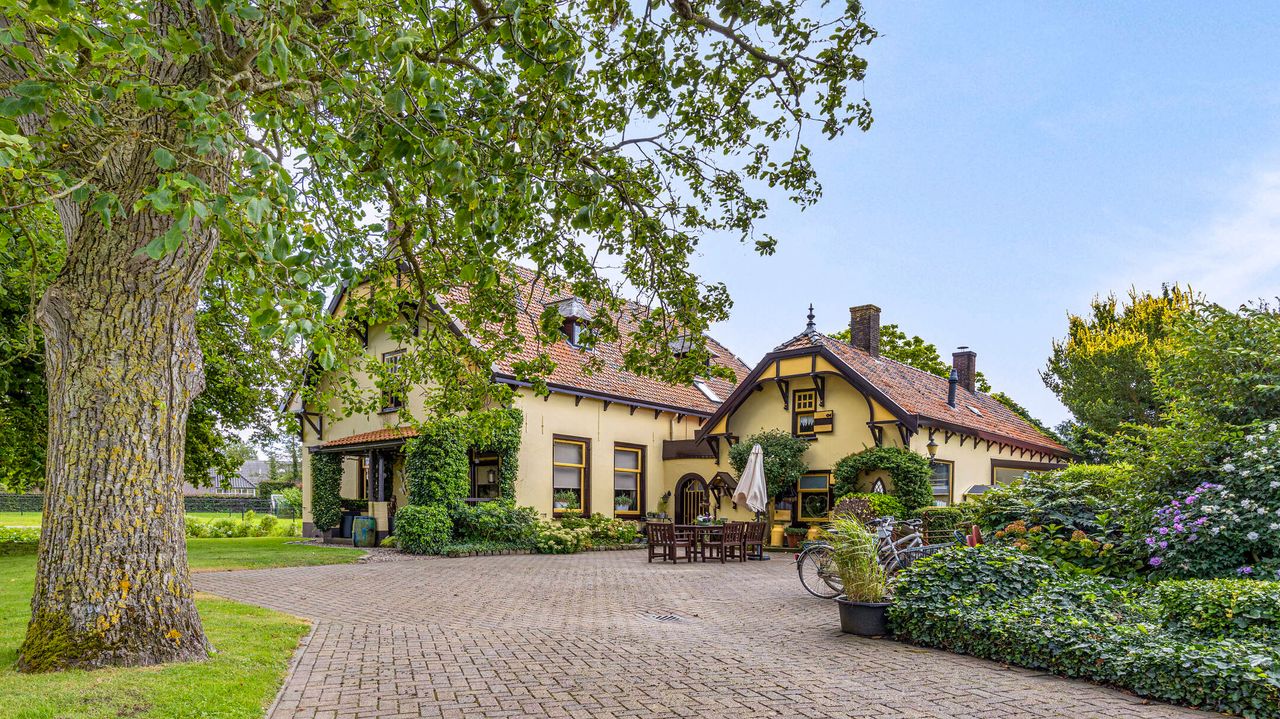 Het landhuis aan de Klundertseweg in Zevenbergen (foto: Bon Makelaardij).