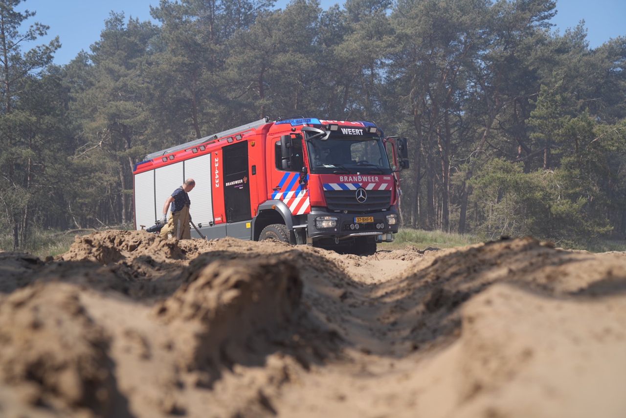 Brandweerwagens reden zich vast in het zand in het bosgebied bij Budel (foto: WdG/SQ Vision).
