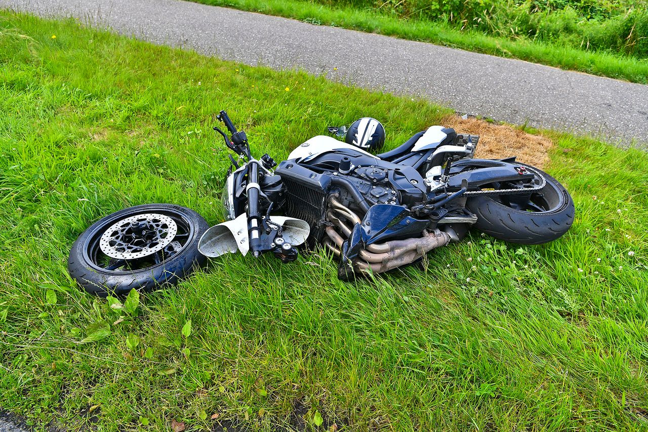Een van de betrokken motoren raakte bij het ongeluk in Heeze zwaar beschadigd (foto: Rico Vogels/SQ Vision).