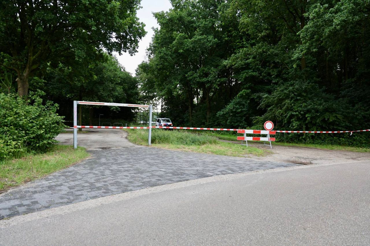 De toegang naar de Radioplassen is zondagochtend afgelsoten (foto: foto: SK-Media / Persbureau Heitink). 