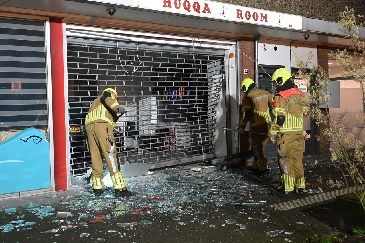 De brandweer veegde de glasscherven bij elkaar (foto: Perry Roovers/SQ Vision).