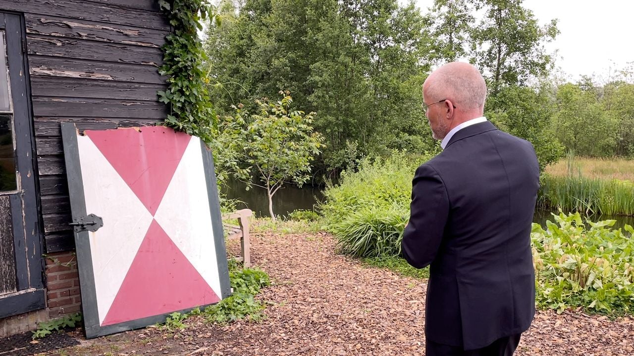 Klaas wijst een van de verouderde luiken van het kasteel aan (foto: Megan Hanegraaf).