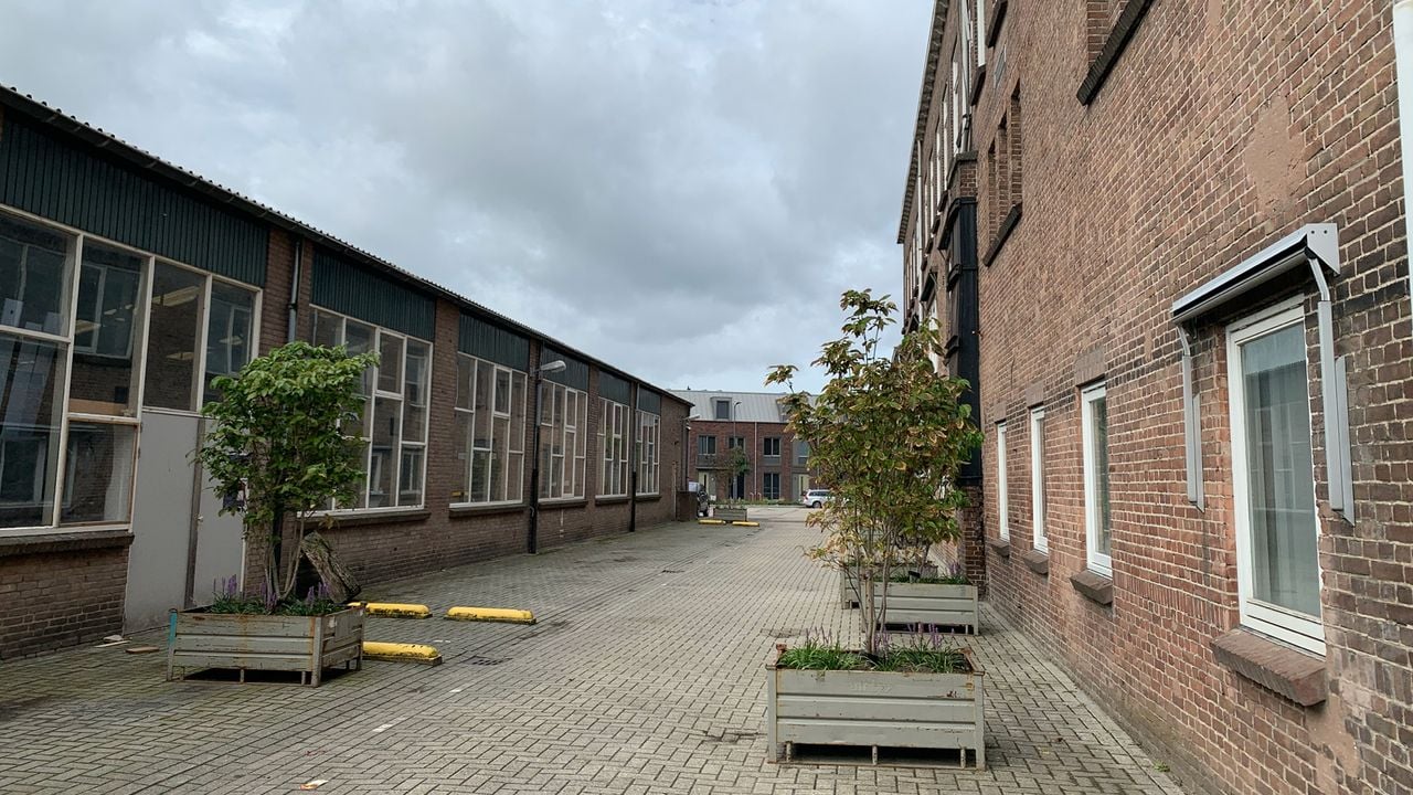 De gebouwen op het Grenco-terrein worden omgebouwd tot kantoor, woning of café. (Foto: Jessica Ranselaar)