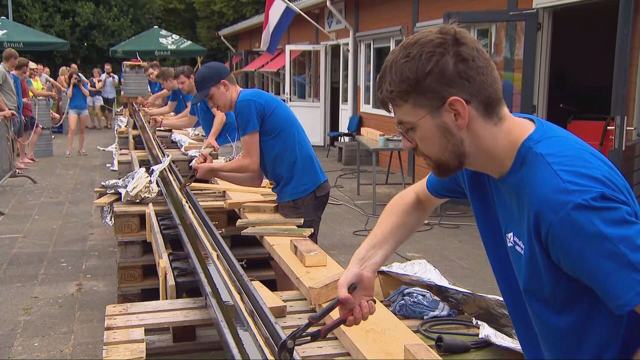 De frikandel gaat na kort in het water te hebben gelegen in het vet (beeld: 't Brabants Buske).