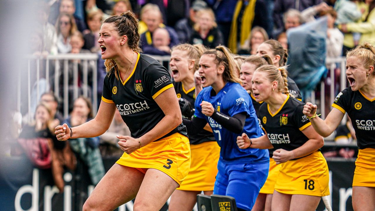 Rosa Fernig (links) viert de landstitel van HC 's-Hertogenbosch. (Foto: Gabriel Calvino Alonso/Orange Pictures)