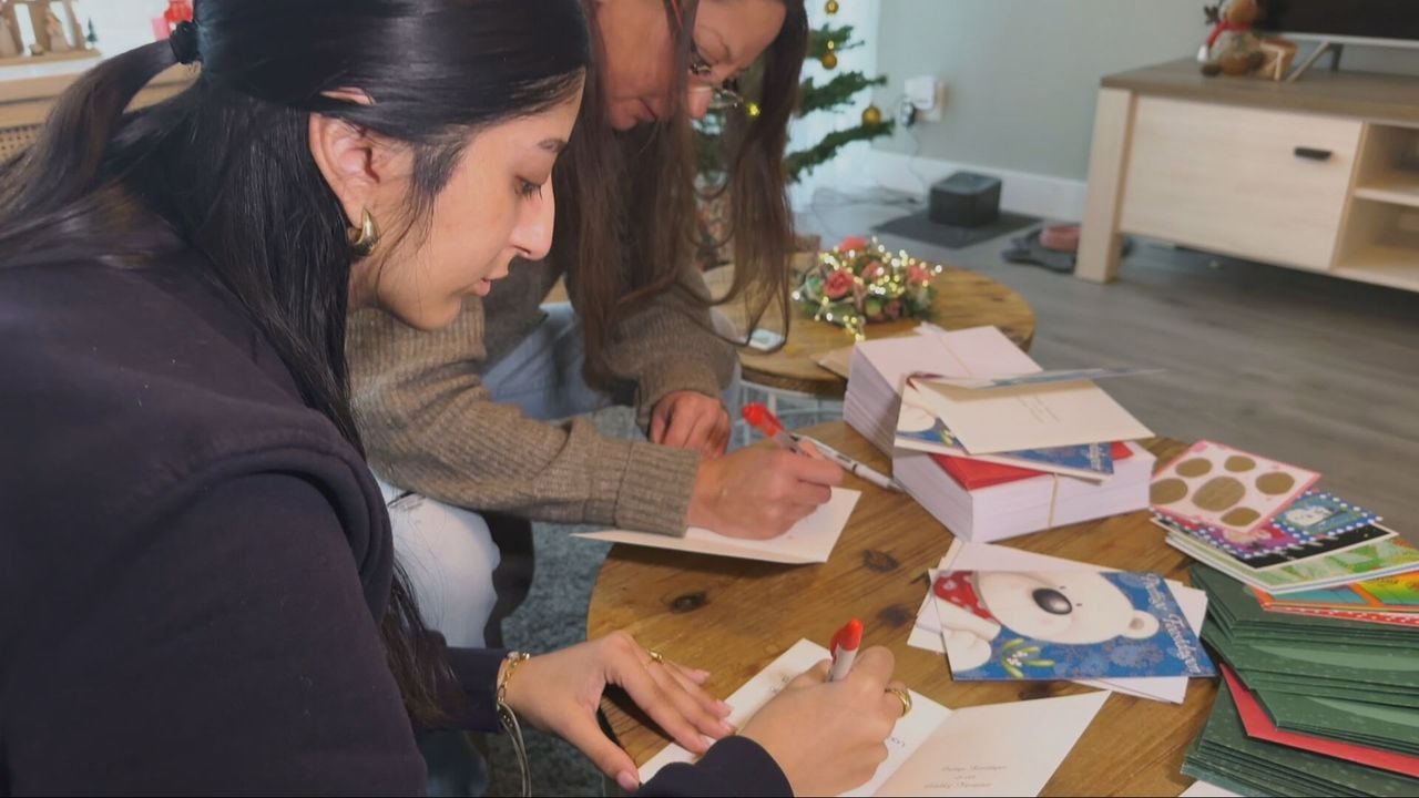 Ayshia en Anita aan het schrijven (foto: Jan Peels)