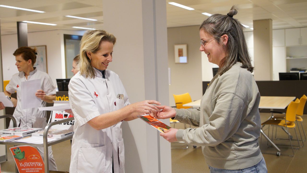 Louise is blij met de oordopjes die ze in het ziekenhuis van KNO-arts Susanne Balter krijgt (foto: Rochelle Moes).