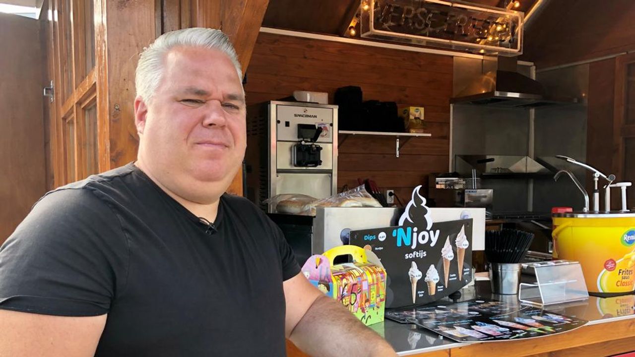 Paul van der Zande heeft een tijdelijk frietkraam op het dorpsplein (foto: Erik Peeters).