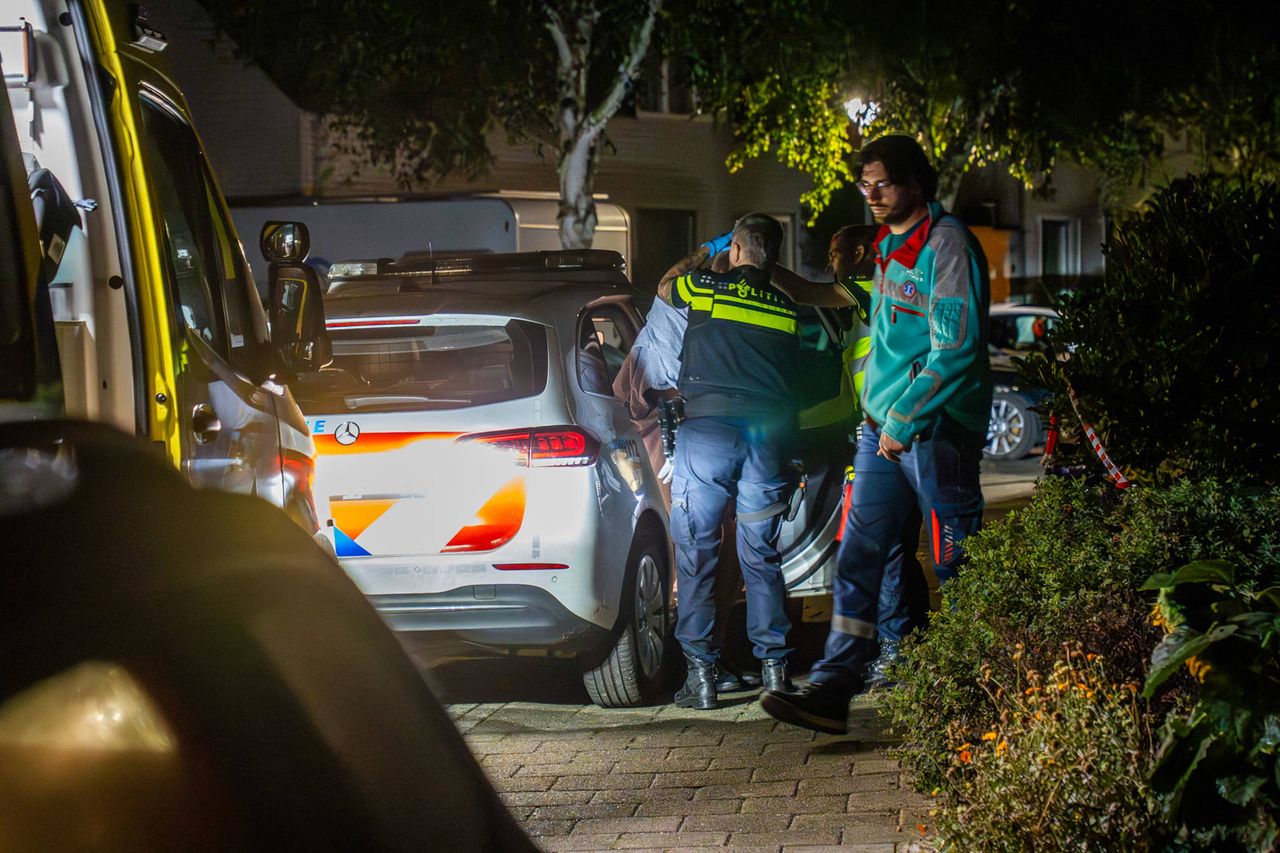 De aangehouden man wordt door de politie meegenomen (foto: Dave Hendriks / Persbureau Heitink).