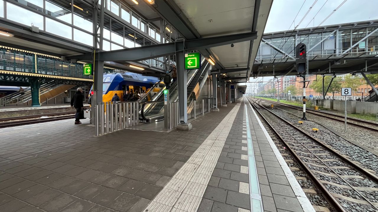 De smalste perrons (6 en 7) zijn veel te klein voor het aantal reizigers (foto: Megan Hanegraaf).