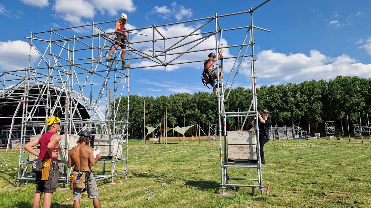 De bouwers aan het werk op het festivalterrein (foto: Tom Berkers).